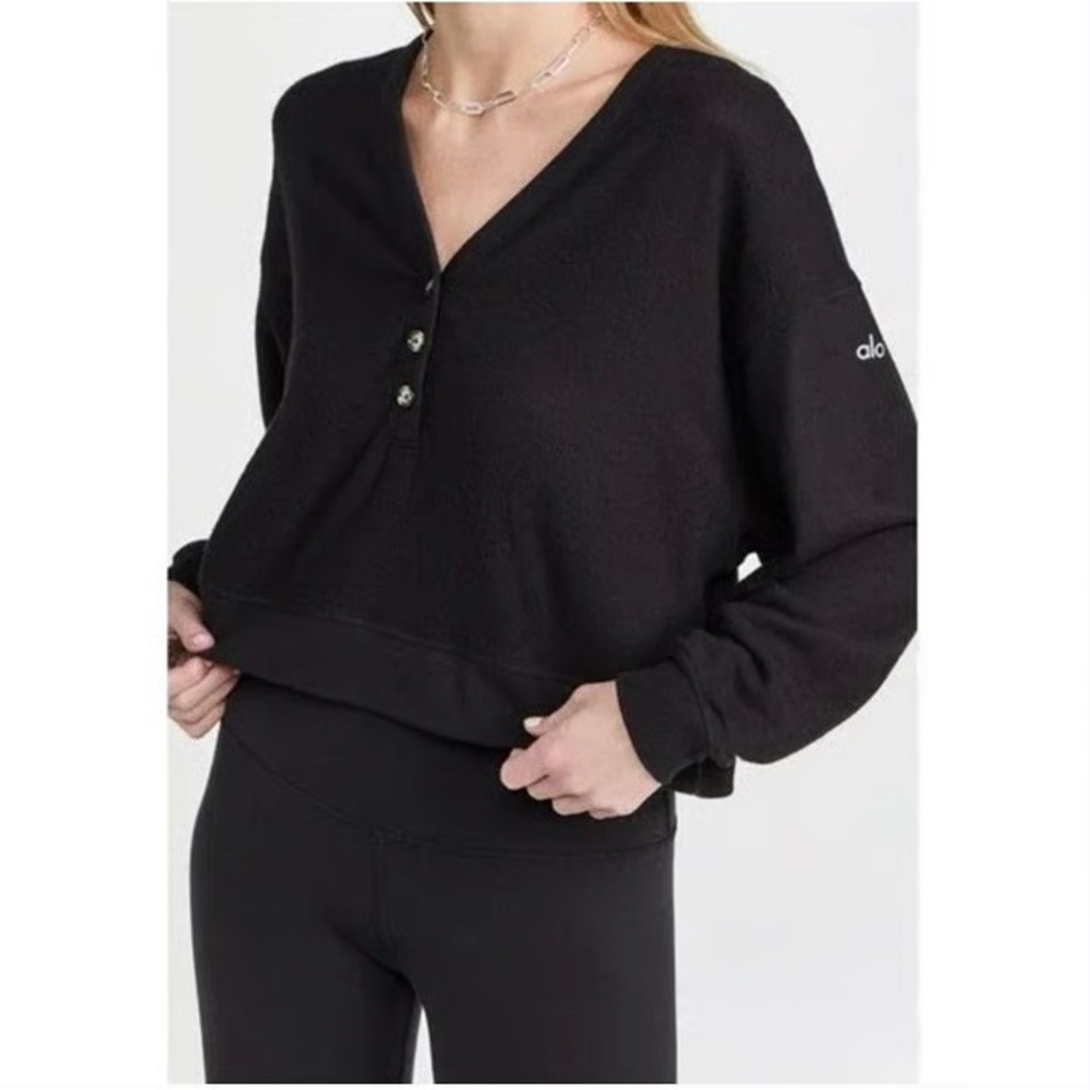 Alo Yoga Soho Cropped Henley size medium
